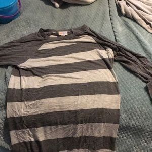 Elbow sleeve grey and white shirt